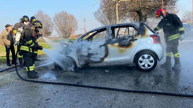 Stesso posto a Cesena ma un anno dopo: auto a fuoco Stesso posto a Cesena ma un anno dopo: auto a fuoco