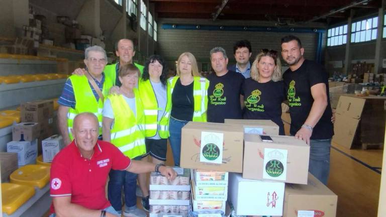Olio, agrumi, caciocavallo e salumi: dalla squadra di calcio di Rodi Garganico a Cesena un carico di solidarietà Olio, agrumi, caciocavallo e salumi: dalla squadra di calcio di Rodi Garganico a Cesena un carico di solidarietà