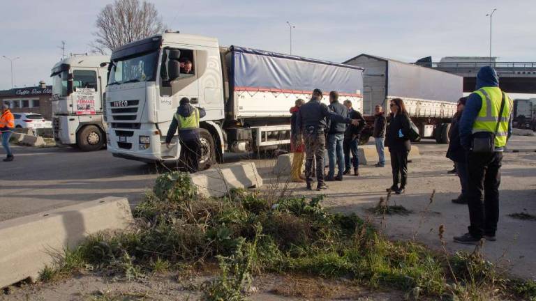 Ravenna, prosegue la protesta al porto. Investito un camionista Ravenna, prosegue la protesta al porto. Investito un camionista