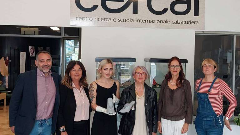 San Mauro Pascoli, parrucchiere sostengono progetto di scarpe San Mauro Pascoli, parrucchiere sostengono progetto di scarpe