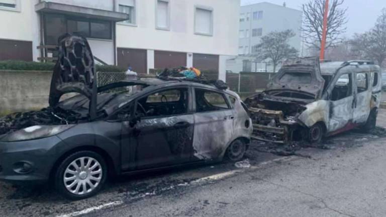 Auto a fuoco nella notte in periferia a Cesena Auto a fuoco nella notte in periferia a Cesena