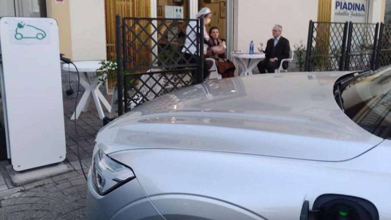 Longiano, piadina con ricarica auto elettrica: il primo cliente è stato un ambasciatore Longiano, piadina con ricarica auto elettrica: il primo cliente è stato un ambasciatore