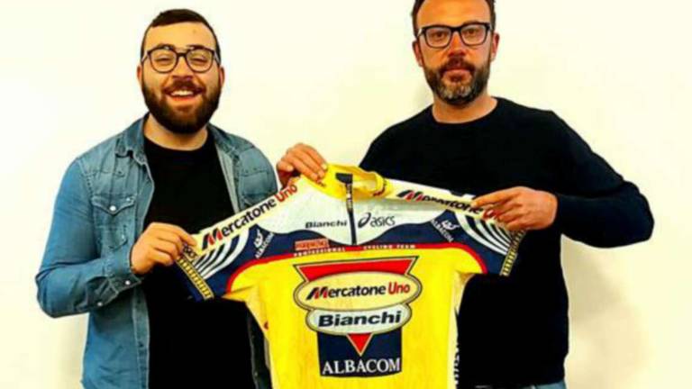 Imola, la maglia di Pantani all'asta per i profughi Imola, la maglia di Pantani all'asta per i profughi