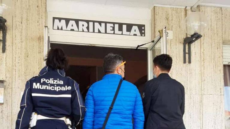 Rimini. Blitz in un albergo a caccia di droga e ospiti irregolari Rimini. Blitz in un albergo a caccia di droga e ospiti irregolari
