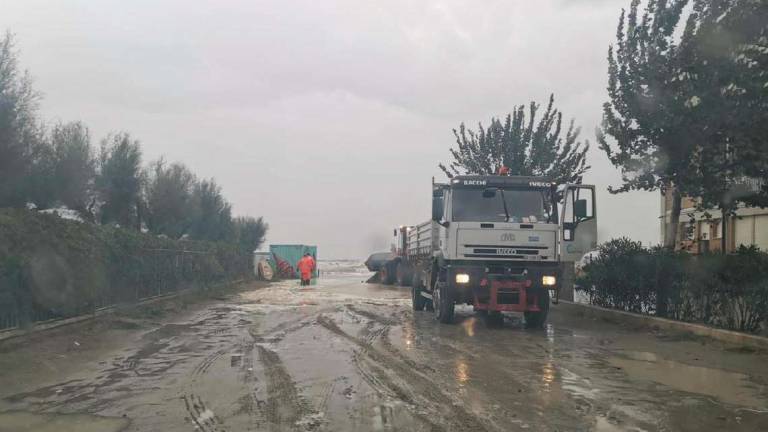 Senza dune protettive, il mare in strada a Cesenatico Senza dune protettive, il mare in strada a Cesenatico
