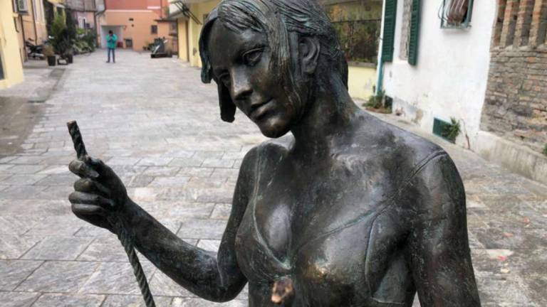 Cesena: vandali sulle statue in centro Cesena: vandali sulle statue in centro