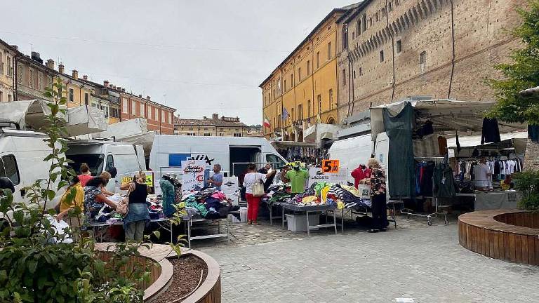 Borseggiatori in azione al mercato di Cesena Borseggiatori in azione al mercato di Cesena