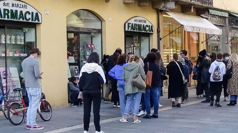 Ravenna, effetto green pass. Tamponi in farmacia la domenica sera Ravenna, effetto green pass. Tamponi in farmacia la domenica sera