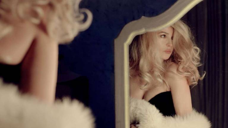 Monica Bellucci libera Anita Ekberg dal mito della fontana Monica Bellucci libera Anita Ekberg dal mito della fontana