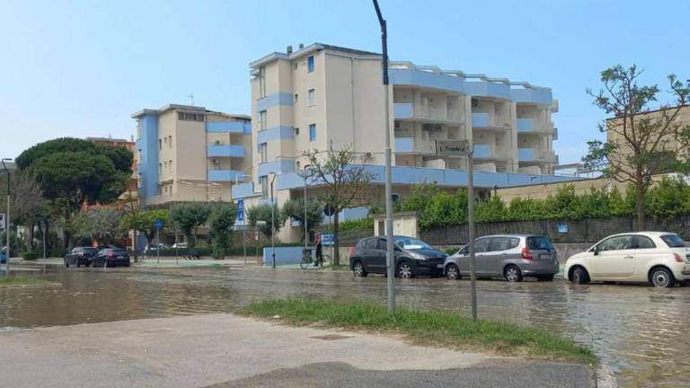 Cesenatico, tubo rotto per sbaglio da operai e lungomare allagato Cesenatico, tubo rotto per sbaglio da operai e lungomare allagato