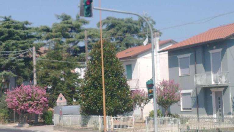 Cesena, quel semaforo a Ruffio è sempre rosso: ma è colpa del sole e fioccano i colpi di clacson Cesena, quel semaforo a Ruffio è sempre rosso: ma è colpa del sole e fioccano i colpi di clacson