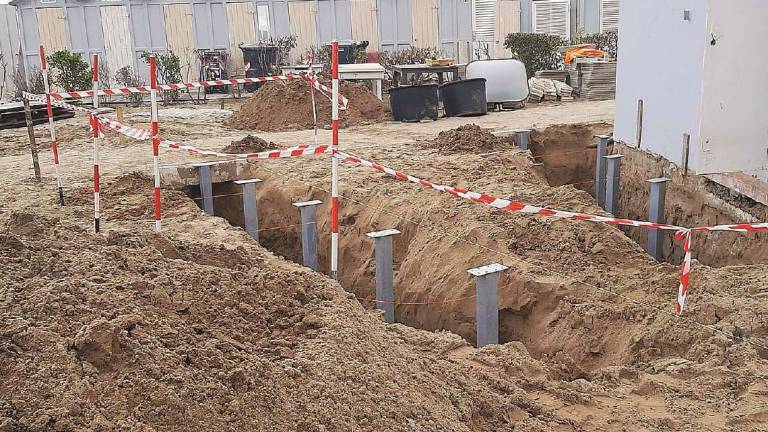 Riccione, voglia di ripartire: lavori in corso al Bagno 128 Riccione, voglia di ripartire: lavori in corso al Bagno 128