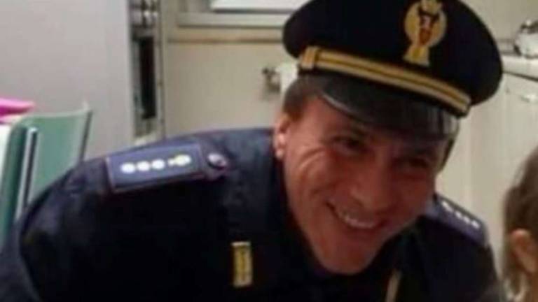 Cesena, 120 bombole di gas pronte a esplodere, ha evitato una strage: premio al poliziotto Cesena, 120 bombole di gas pronte a esplodere, ha evitato una strage: premio al poliziotto
