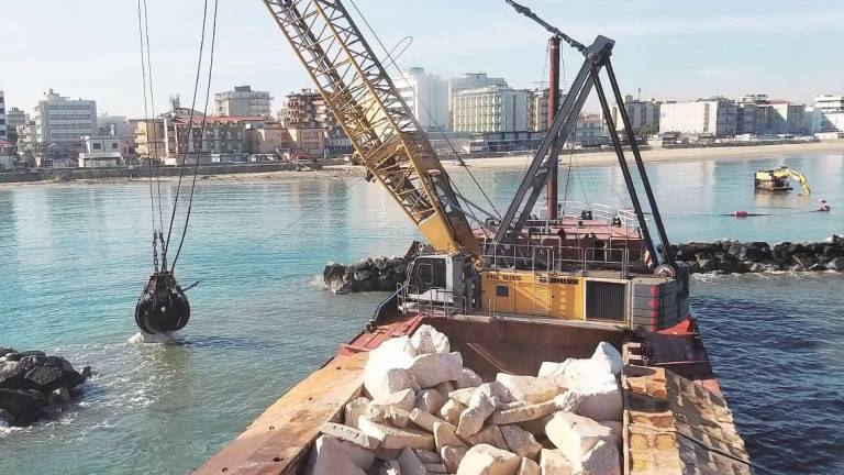 Cesenatico, sabbia sommersa aspirata e scogli rinforzati Cesenatico, sabbia sommersa aspirata e scogli rinforzati