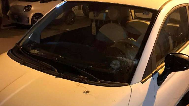 Rimini: litigano e si prendono a sassate: danneggiata un'auto Rimini: litigano e si prendono a sassate: danneggiata un'auto