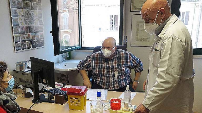 Vaccini per i 50enni, protesta dei medici: Prenotazione inutile Vaccini per i 50enni, protesta dei medici: Prenotazione inutile