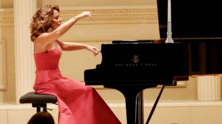 Lugo, col pianoforte sul trattore a portare speranza Lugo, col pianoforte sul trattore a portare speranza