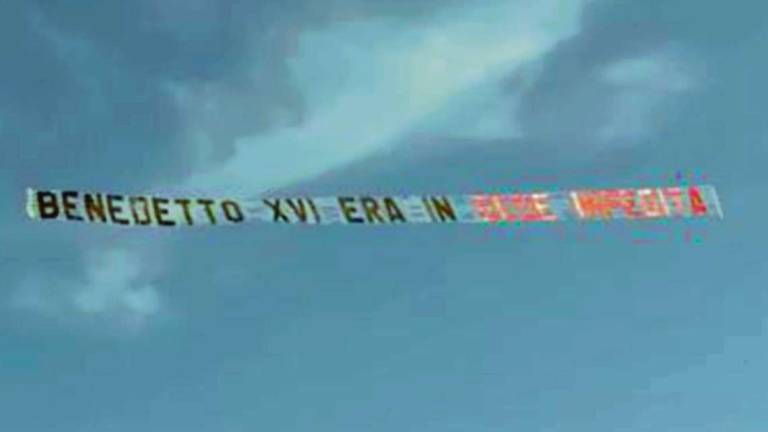 Ravenna, in cielo appare lo striscione degli ultracattolici Ravenna, in cielo appare lo striscione degli ultracattolici