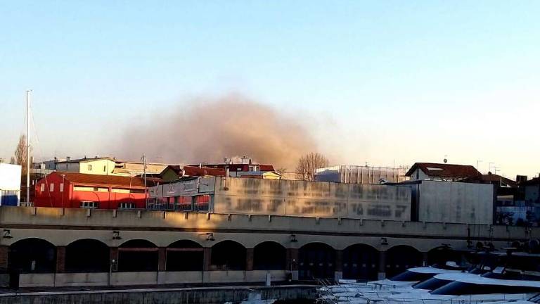 Cattolica, incendio alla Ferretti, il Comune: Chiudete le finestre per due giorni Cattolica, incendio alla Ferretti, il Comune: Chiudete le finestre per due giorni