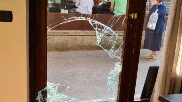 Rimini. I ladri tornano al ristorante e sfondano la vetrata Rimini. I ladri tornano al ristorante e sfondano la vetrata
