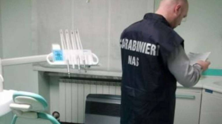 Mani in bocca alla gente senza avere il titolo di odontoiatra. Ravenna, dentista abusivo a processo Mani in bocca alla gente senza avere il titolo di odontoiatra. Ravenna, dentista abusivo a processo