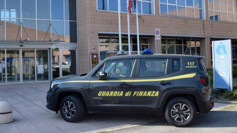 Faenza, lavoro nero in cassa integrazione. Pubblicitari nei guai Faenza, lavoro nero in cassa integrazione. Pubblicitari nei guai