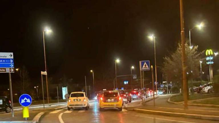 Cesena, fila e pericoli nel traffico di Torre del Moro: Una giungla davanti al Mc Donald's Cesena, fila e pericoli nel traffico di Torre del Moro: Una giungla davanti al Mc Donald's