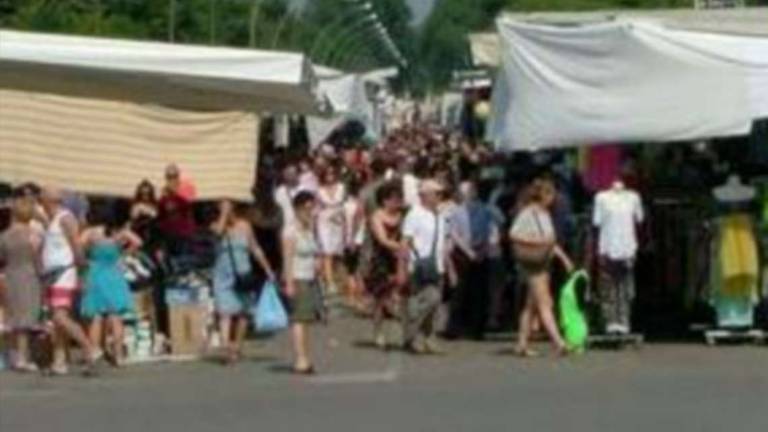 Mercato pericoloso a Gatteo Mare, le ambulanze non passano Mercato pericoloso a Gatteo Mare, le ambulanze non passano