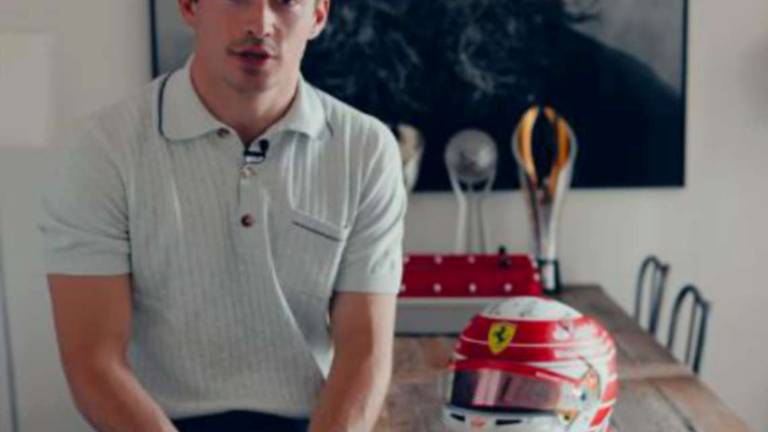 Leclerc mette all'asta il suo kit Ferrari per gli alluvionati Leclerc mette all'asta il suo kit Ferrari per gli alluvionati