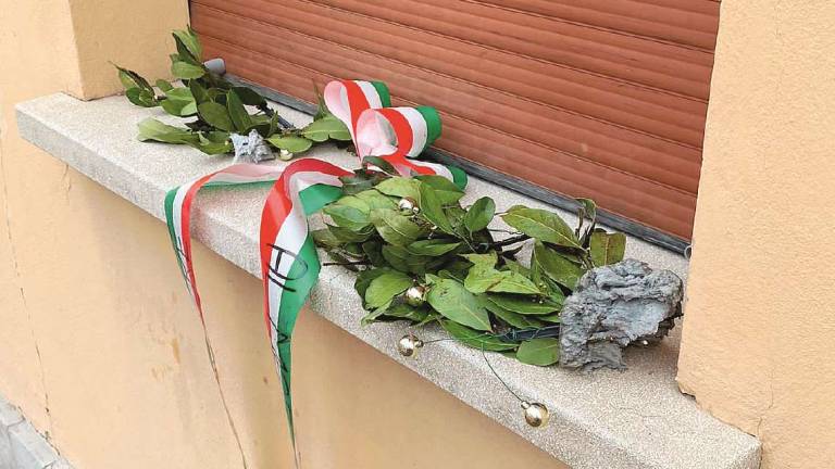 Cesena, caduti di guerra: distrutta la corona in loro onore Cesena, caduti di guerra: distrutta la corona in loro onore