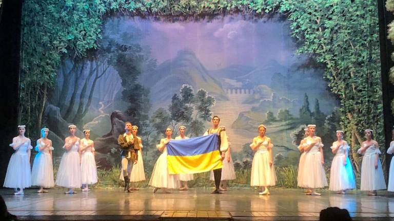 La danza per l'Ucraina commuove il Bonci di Cesena La danza per l'Ucraina commuove il Bonci di Cesena