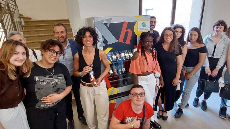Rimini, studenti progettano un distributore di sogni e poesie Rimini, studenti progettano un distributore di sogni e poesie