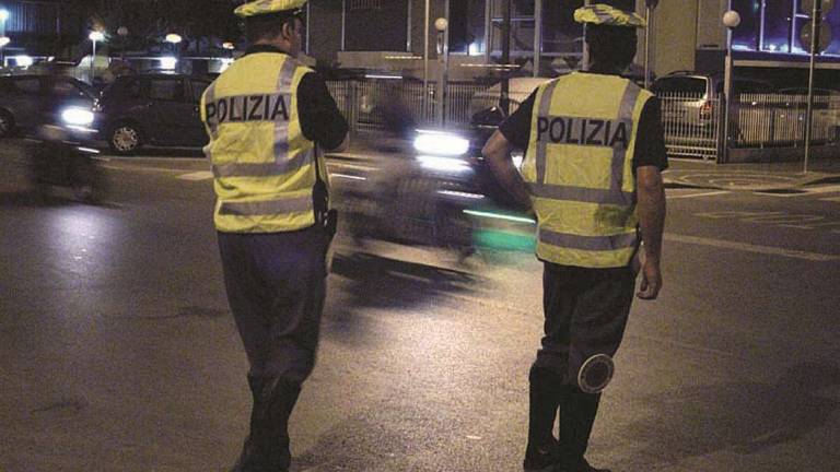 Rimini. In sei in auto e quella che guida non ha la patente Rimini. In sei in auto e quella che guida non ha la patente