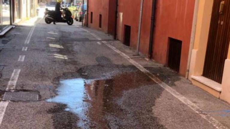 Cesena: perdita d'acqua in via Boccaquattro Cesena: perdita d'acqua in via Boccaquattro