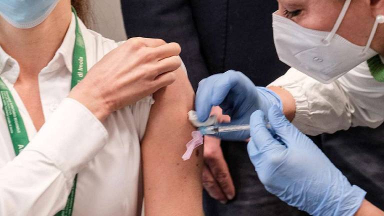 Appello Ausl ai medici di base per convincere gli over 60 al vaccino Appello Ausl ai medici di base per convincere gli over 60 al vaccino