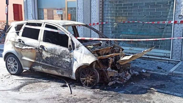 Cesena: auto a fuoco nella notte in via Fattiboni Cesena: auto a fuoco nella notte in via Fattiboni