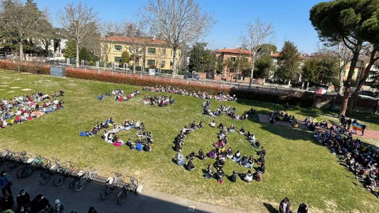 Imola, oltre 500 bambini per la pace alle scuole Carducci Imola, oltre 500 bambini per la pace alle scuole Carducci