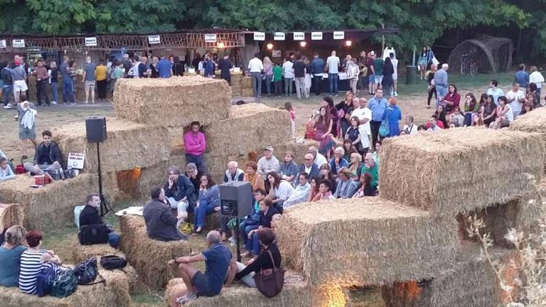 Cotignola, l'Arena delle balle di paglia tra festa e solidarietà Cotignola, l'Arena delle balle di paglia tra festa e solidarietà