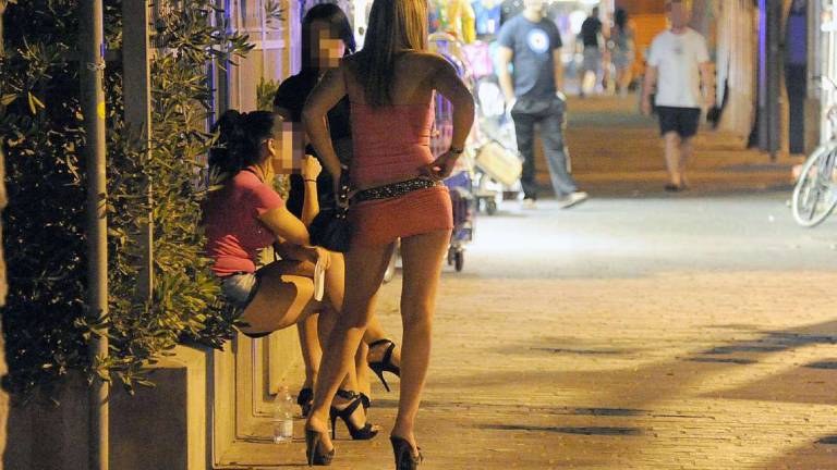 Rimini, prostitute e spaccio, Marebello è fuori controllo Rimini, prostitute e spaccio, Marebello è fuori controllo