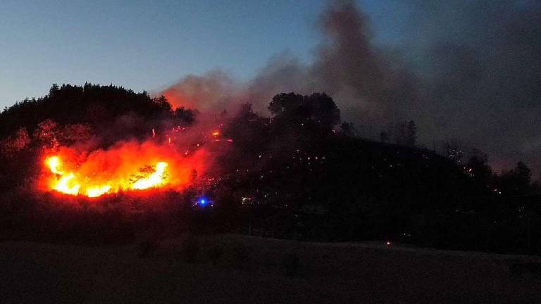 Incendio a Ponte Uso sconfitto dopo 46 ore, due sindaci esasperati Incendio a Ponte Uso sconfitto dopo 46 ore, due sindaci esasperati