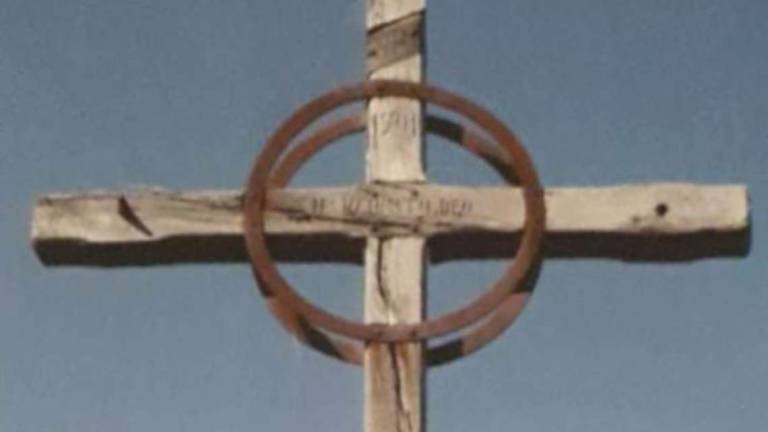 Corten e led per il restauro della croce lignea di Montegelli Corten e led per il restauro della croce lignea di Montegelli