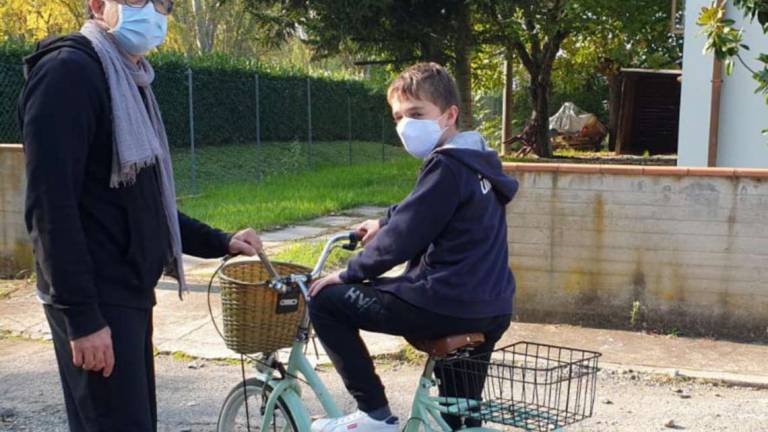 Lugo, strada piena di buche. Bambino cade in bici Lugo, strada piena di buche. Bambino cade in bici