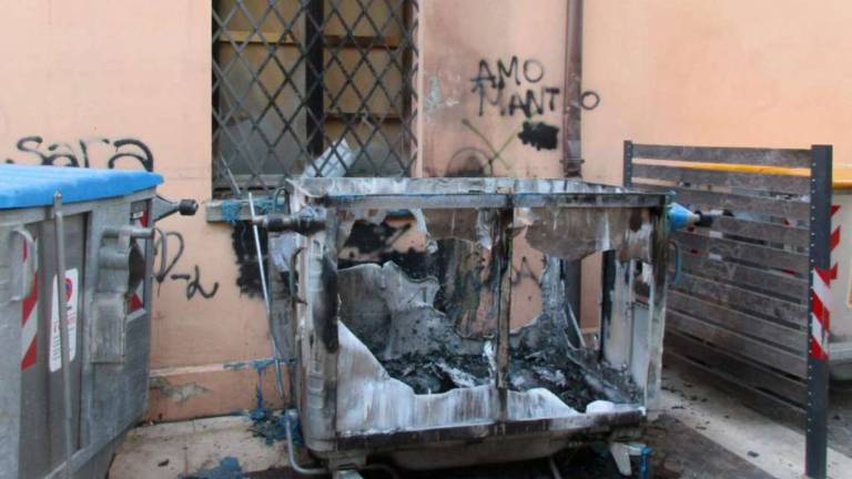 Savignano, vandali bruciano il terzo cassonetto in un anno Savignano, vandali bruciano il terzo cassonetto in un anno