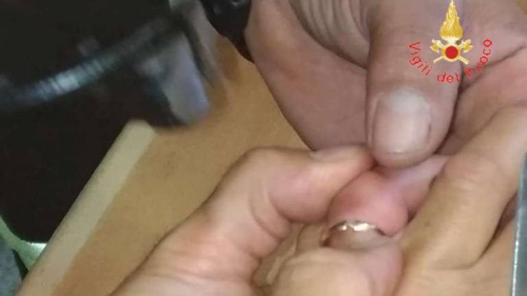 Cesenatico, dito in trappola: pompieri soccorrono bimbo in ospedale Cesenatico, dito in trappola: pompieri soccorrono bimbo in ospedale