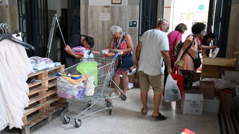 Forlì, distribuzione vestiario al Foro Boario per gli alluvionati Forlì, distribuzione vestiario al Foro Boario per gli alluvionati