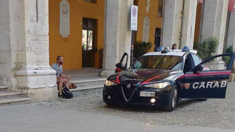 Cesena, disperato per una frana si incatena in Comune Cesena, disperato per una frana si incatena in Comune