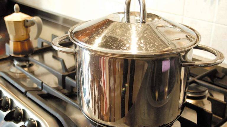 Cervia, casa a fuoco per pentola dimenticata. Colf condannata Cervia, casa a fuoco per pentola dimenticata. Colf condannata