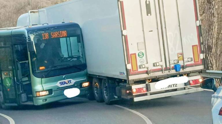 Quarto, incidente: per aspettare i vigili bloccano il traffico Quarto, incidente: per aspettare i vigili bloccano il traffico