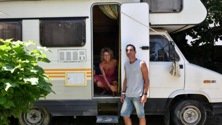 Forlì. L'alluvione ci ha portato via tutto, viviamo in camper Forlì. L'alluvione ci ha portato via tutto, viviamo in camper