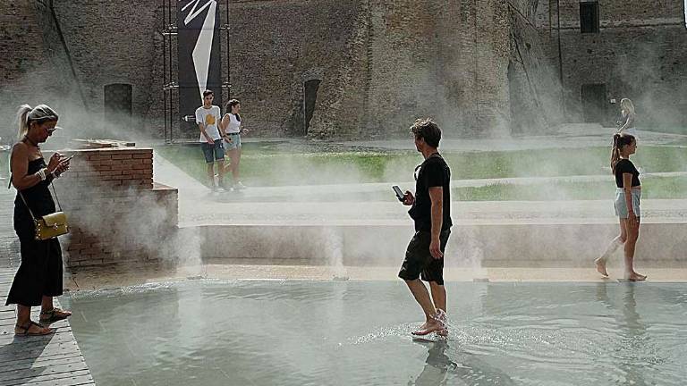 Rimini, piazza dell'acqua: bagni proibiti Rimini, piazza dell'acqua: bagni proibiti